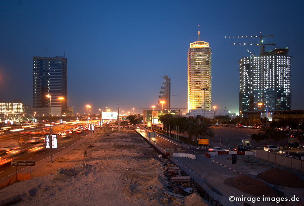 Sheikh Zayed Road at Night
Dubai
Schlüsselwörter: Architektur. Boomtown, Beton, Hochhaus, Macht, StÃ¤rke, Einfluss, Geld, Baustelle, Arbeiter, gross, riesig, gigantisch, Stahl, architecture1, Kapitalismus, Marktwirtschaft, GroÃŸstadt, Lichter, Erfolg, Investition,