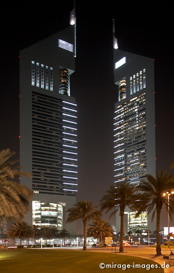 Jumeirah Emirates Towers 
Dubai
Schlüsselwörter: Architecture1, Boomtown, Geld, Hochhaus, Macht, StÃ¤rke, Einfluss, gross, riesig, gigantisch, Stahl, GroÃŸstadt, Lichter, gespentisch, Metropole, beleuchtet, GebÃ¤ude, Nacht, nachts, Wachstum, Marktwirtschaft, Ã–konomie, Metropole, Handelszentrum, Scheich
