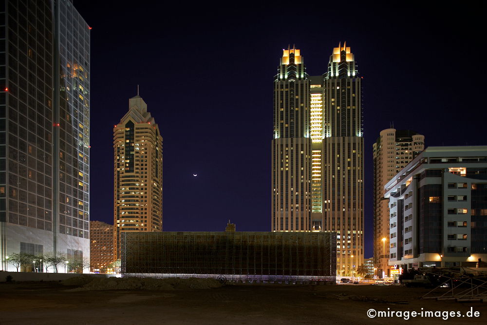 Sheikh Zayed Road 
Dubai
Schlüsselwörter: architecture1, Boomtown, Beton, Hochhaus, Macht, StÃ¤rke, Einfluss, Baustelle, Arbeiter, gross, riesig, gigantisch, Stahl, Baukran, GroÃŸstadt, Lichter, gespentisch, Metropole, beleuchtet, GebÃ¤ude, Nacht, nachts, archtecture1