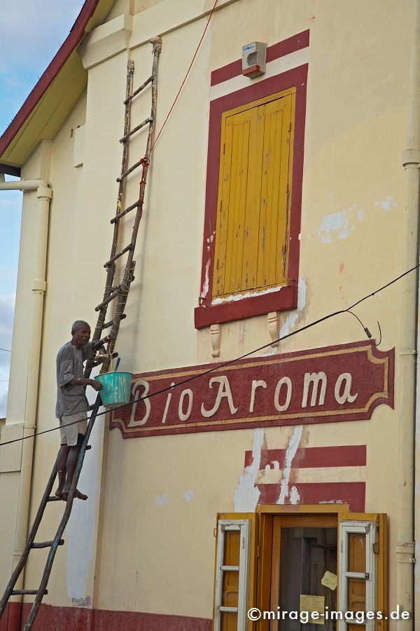 Bioladen
Antananarivo
Schlüsselwörter: alternativ, Ausbeutung, Billiglohn, Bioboom, Biobranche, biologische Ernährung, Duft, Duftstoff, fairer Handel, fremd, Geschäft, Geschäftsidee, Handel, Kolonialismus, Kommerz, Laden, Maler, Naturkost, Neokolonialismus, Parfum, Verkauf, Vollwertkost,