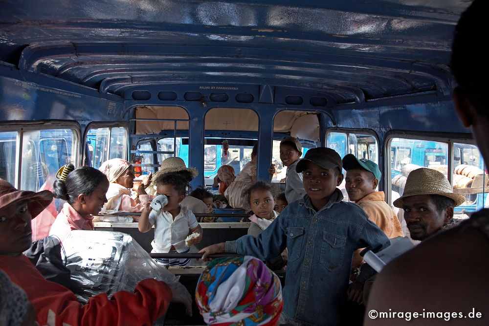 Taxi Brousse
FahrgÃ¤ste warten im Taxi Brousse - dem madagassischen "Linienbus" 
Schlüsselwörter: Bus, Busfahren, Busfahrt, dicht, einfach, eng, FahrgÃ¤ste, Freude, Gelassenheit, Generationen, Kinder, Kleinunternehmer, Leben, NÃ¤he, Neugierde, neugierig, primitiv, Reise, madagascar1, Sammeltaxi, Ã¼berfÃ¼llt, Verkehr, Verkehrsmittel, vollbesetzt, WÃ¤rm