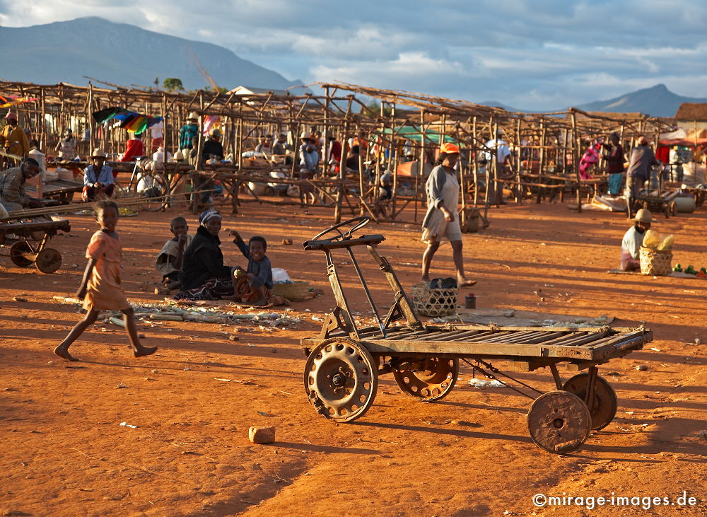 Marketplace
Ambalavao
Schlüsselwörter: Holzkarren, selbstgebauter, Kind, Kinder, Mädchen, Menschen, Fahrzeug, Gefährt, Fuhrwerk, selbstgemacht, Transportmittel, Holzwagen, Dorf, dörflich, Kleinstadt, Kind, primitiv, selbstgebaut, rot, buntes Treiben, Karre, Wagen, Recycling, recycelt, Räd