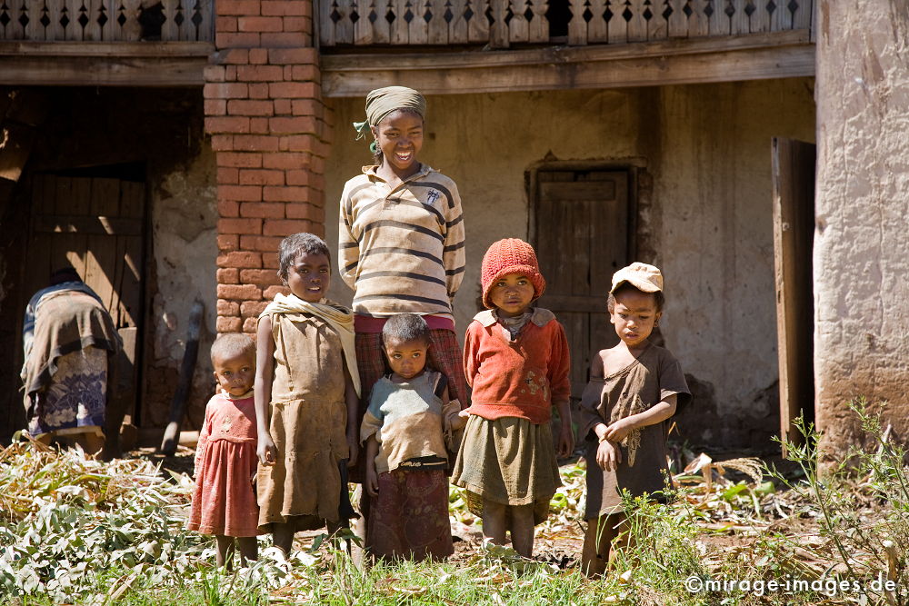 Kleine Strolche
Antananarivo Madagaskar
Schlüsselwörter: Junge, MÃ¤dchen, Kinder, Madagascar1, Freude, freuen, FrÃ¶hlichkeit, Frohsinn, Geschwister, Familie, Freundschaft, MÃ¤dchen, Jungen, Lachen, Menschen, Afrikaner, auf dem Land, Kindheit, Sonnenschein, Madagassen, posieren, herzlich, aufrichtig, unbedarf