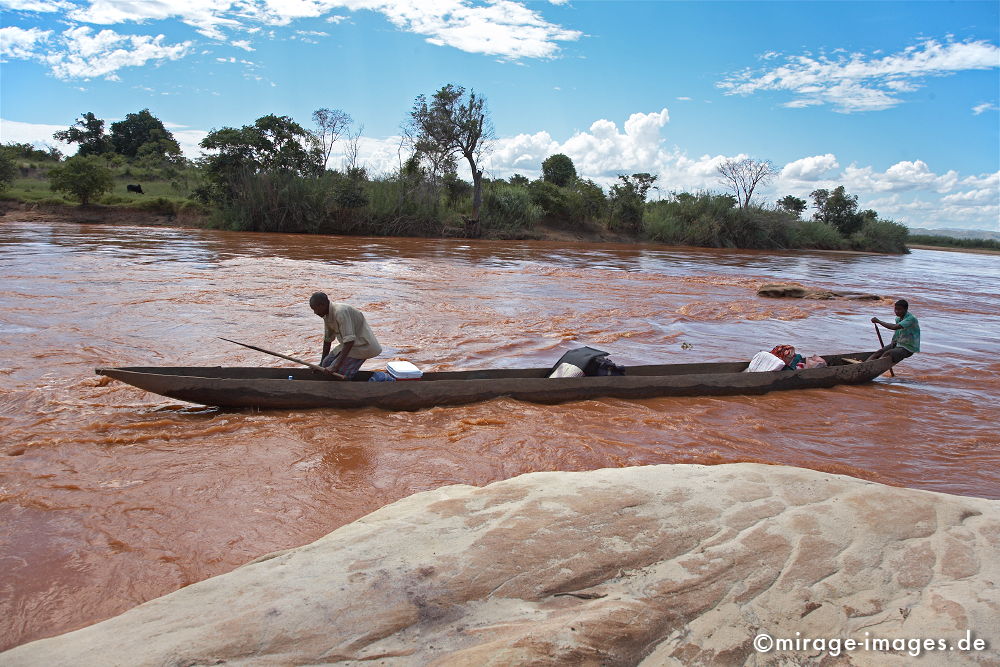 Piroge
Tsiribihina
Schlüsselwörter: Fluss, rot, Wildnis, Stromschnelle, Felsen, Afrika, afrikanisch, Insel, exotisch, tropisch, Armut, Tropen, 3. Welt, Niedriglohn, Indischer Ozean, achte Kontinent, Gewürzinsel, Entwicklungsland, Naturwunder, französisch, Frankreich, Kolonialismus,