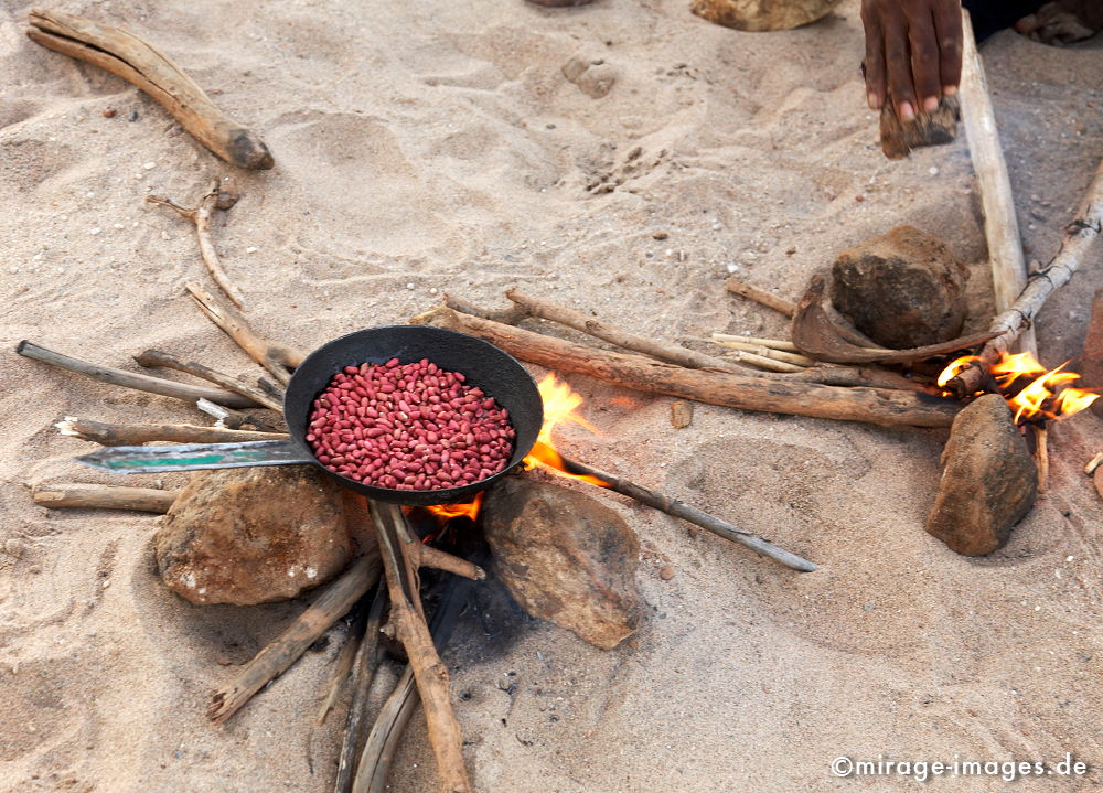 Peanuts
am Tsiribihina
Schlüsselwörter: ErdnÃ¼sse, anbraten, zubereiten, Sand, Strand, Feuer, Holz,