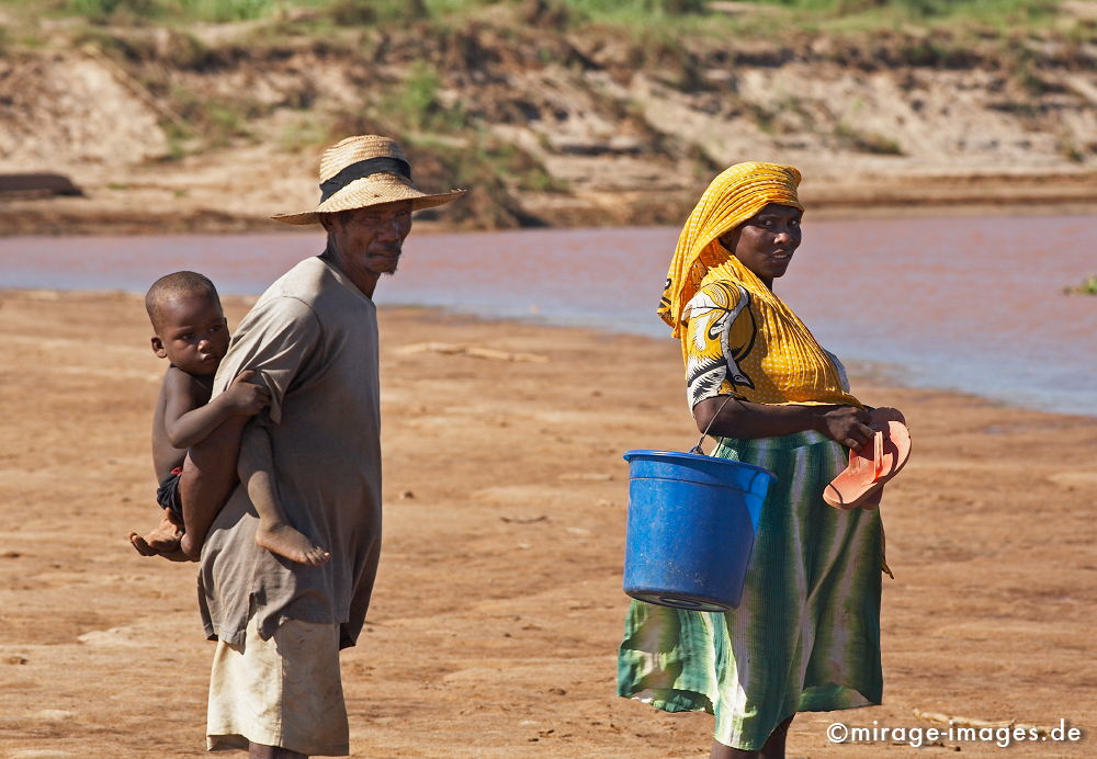 Familie
Sakalava Familie bei Belo sur Tsiribihina Madagaskar
Schlüsselwörter: Afrika, afrikanisch, Insel, exotisch, tropisch, Armut, Tropen, 3. Welt, Niedriglohn, Indischer Ozean, achte Kontinent, madagascar1, GewÃ¼rzinsel, Entwicklungsland, Naturwunder, franzÃ¶sisch,