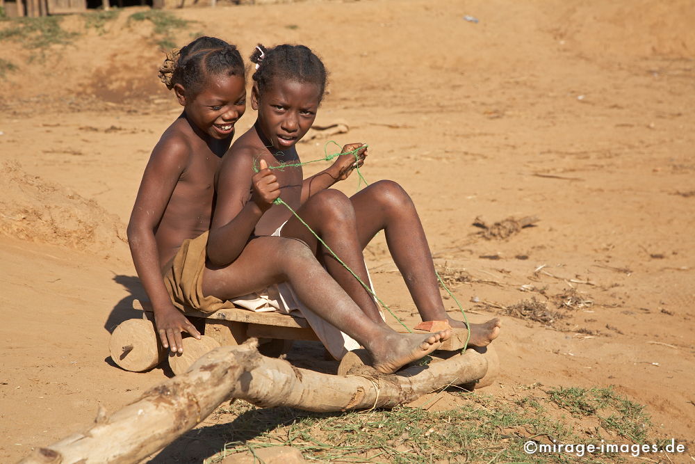 Kinderspiel
2 Sakalava MÃ¤dchen spielen mit einem Holzwagen
Schlüsselwörter: Frohsinn, FrÃ¶hlichkeit, Lachen, Freundschaft, Madagascar1, Zufriedenheit, Jugend, Menschen, frÃ¶hlich, MÃ¤dchen, DÃ¼rre, Trockenheit, trocken, ausgetrocknet, Landleben, heiter, sonnig, freundlich, WÃ¤rme, Freude, Kinder, Madagaskar1,