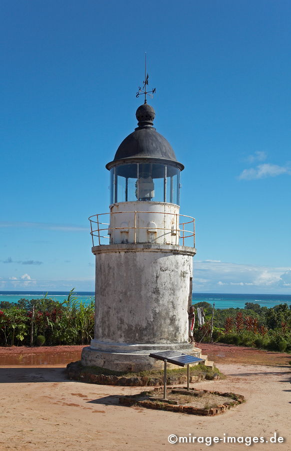 Leuchtturm
Lile aux Nattes
Schlüsselwörter: Signalanlage, Schifffahrt, Leuchtfeuer, Navigation, Nautik, Seezeichen, Schiff, Boot, Seezeichen, malerisch, Meer, Ozean, überholt, alt, Kolonialzeit, Erinnerung, Gedächtnis, Hafen, Vergangenheit, Relikt, historisch, Seefahrt,