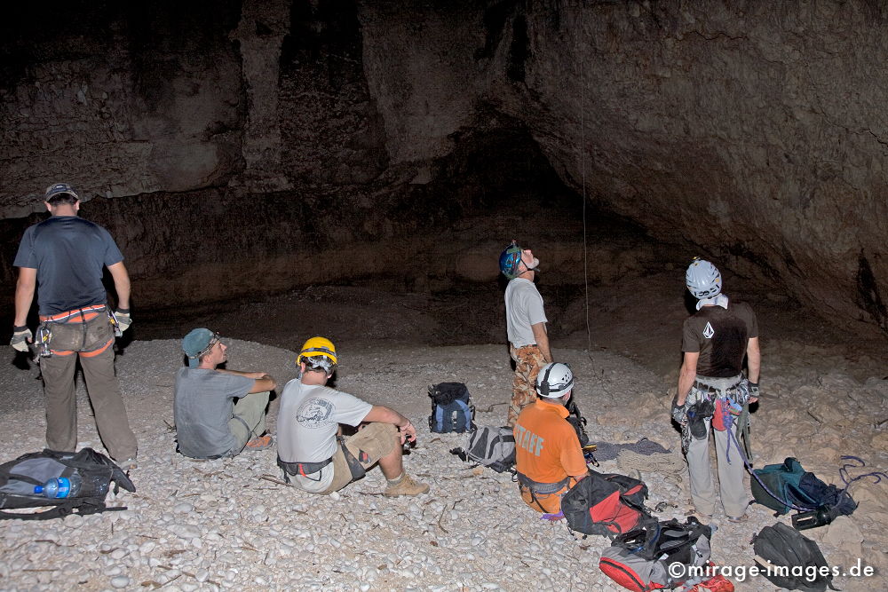 Researchers
Khaf Thary
Schlüsselwörter: HÃ¶hle, Abenteuer, forschen, entdecken, unbekannt, abgelegen, dunkel, Stille, Felsen, unwirtlich, Gebirge, Berge, Canyon, Schlucht, klettern, 