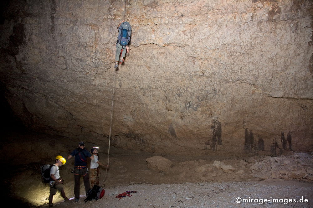 Abseiling
Stalagmiten
Schlüsselwörter: HÃ¶hle, Abenteuer, forschen, entdecken, unbekannt, abgelegen, dunkel, Stille, Felsen, unwirtlich, Gebirge, Berge, Canyon, Schlucht, klettern, Stalagmiten, Stalaktiten, Natur, surreal, Geologie, 