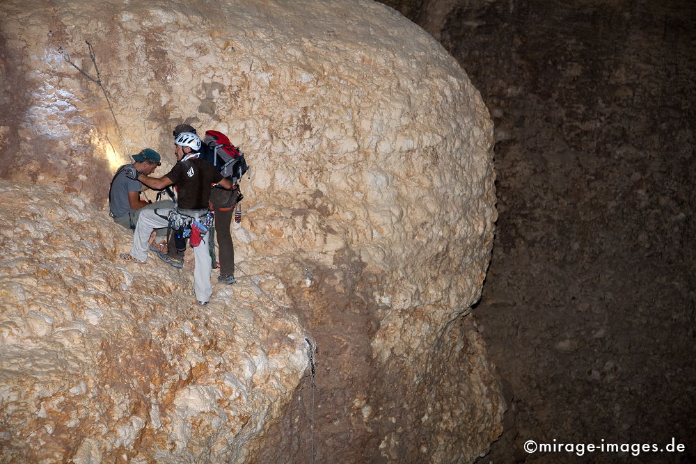 Ray, Luc and Olivier
Khaf Thary
Schlüsselwörter: HÃ¶hle, Abenteuer, forschen, klettern, entdecken, unbekannt, abgelegen, dunkel, Stille, Felsen, unwirtlich, Gebirge, Berg