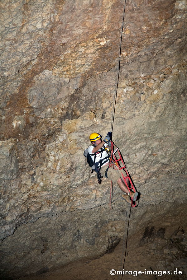 Couching and struggeling
Khaf Thary
Schlüsselwörter: HÃ¶hle, Abenteuer, forschen, entdecken, unbekannt, abgelegen, dunkel, Stille, Felsen, unwirtlich, Gebirge, Berge, Canyon, Schlucht, klettern, 