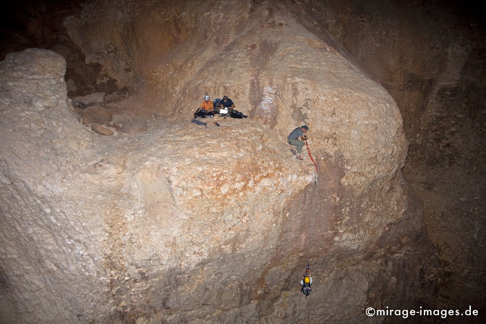Climbing the Rock
Khaf Thary
Schlüsselwörter: Höhle, Abenteuer, forschen, entdecken, unbekannt, abgelegen, dunkel, Stille, Felsen, unwirtlich, Gebirge, Berge, Canyon, Schlucht, klettern, 