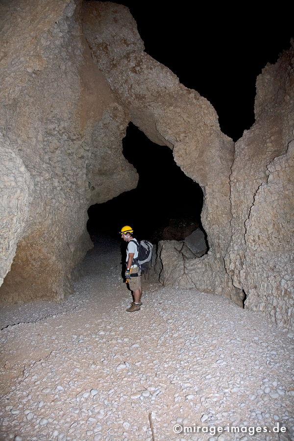 Max lost
Khaf Thary
Schlüsselwörter: HÃ¶hle, Abenteuer, forschen, entdecken, unbekannt, abgelegen, dunkel, Stille, Felsen, unwirtlich, Gebirge, Berge, Canyon, Schlucht, klettern, 