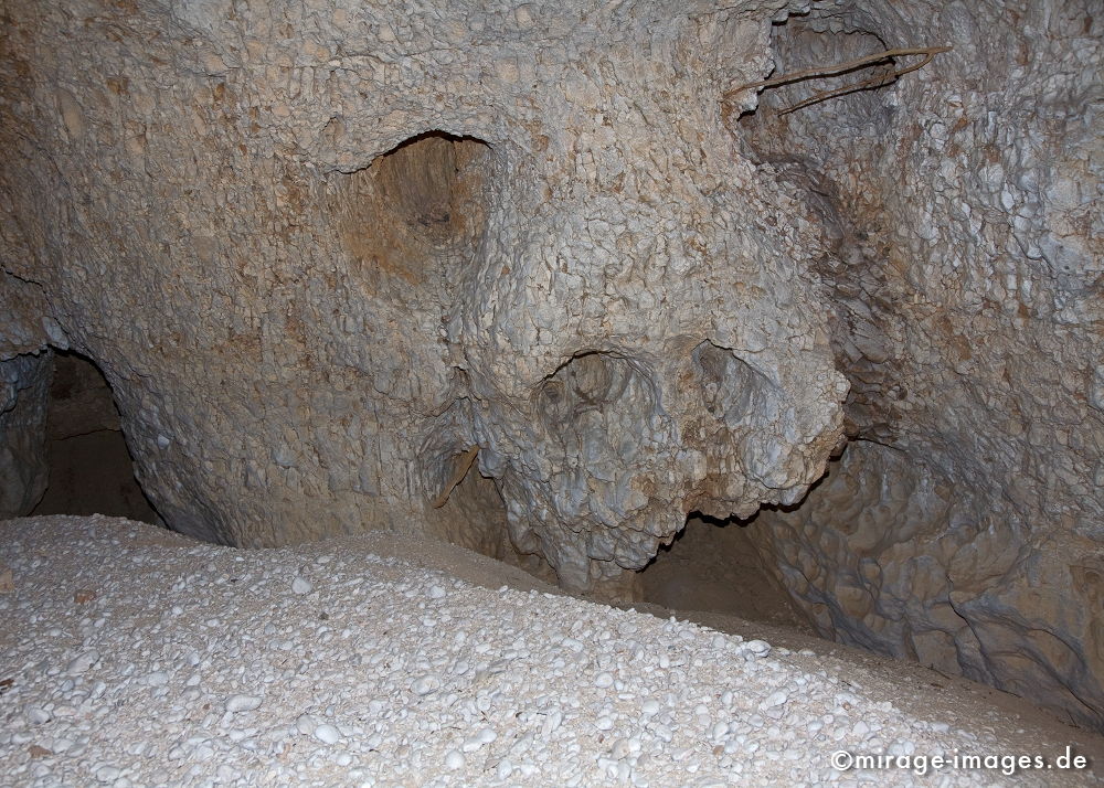 Ghost in the Cave
Khaf Thary
Schlüsselwörter: HÃ¶hle, Abenteuer, forschen, entdecken, unbekannt, abgelegen, dunkel, Stille, Felsen, unwirtlich, Gebirge, Berge, Canyon, Schlucht, klettern, 