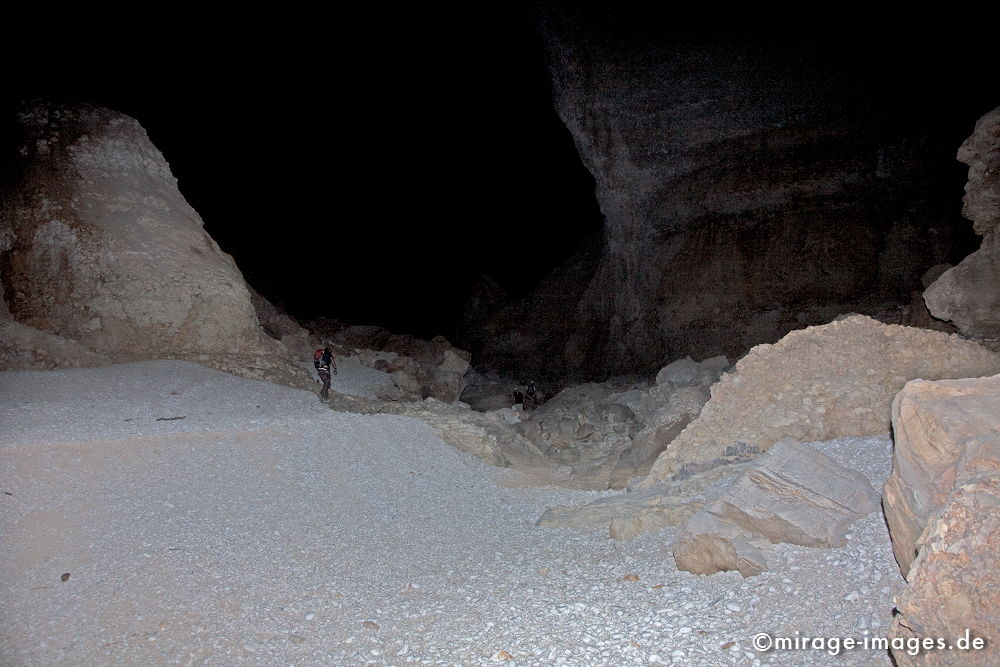 Lonesome Wanderer
Khaf Thary
Schlüsselwörter: Höhle, Abenteuer, forschen, entdecken, unbekannt, abgelegen, dunkel, Stille, Felsen, unwirtlich, Gebirge, Berge, Canyon, Schlucht,