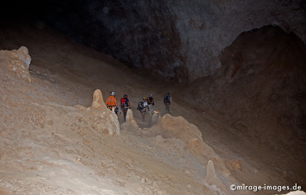 Cavers
Khaf Thary
Schlüsselwörter: Höhle, Abenteuer, forschen, entdecken, unbekannt, abgelegen, dunkel, Stille, Felsen, unwirtlich, Gebirge, Berge, Canyon, Schlucht, klettern, Natur, 