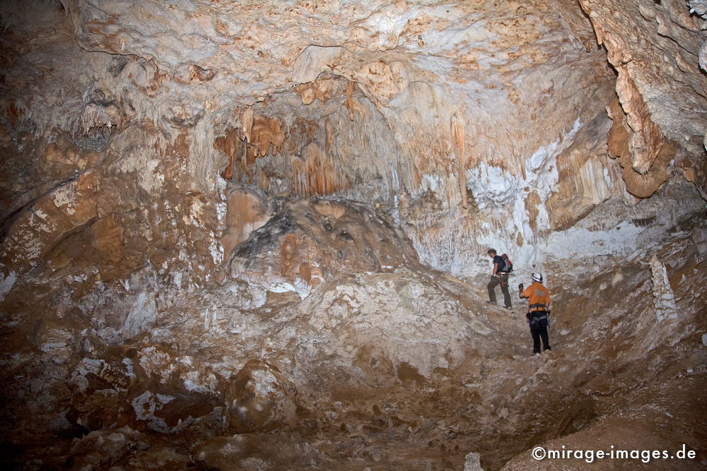 Toni & Luc
Khaf Thary
Schlüsselwörter: Höhle, Abenteuer, forschen, entdecken, unbekannt, abgelegen, dunkel, Stille, Felsen, unwirtlich, Gebirge, Berge, Canyon, Schlucht, klettern, Stalagmiten, Stalaktiten, 