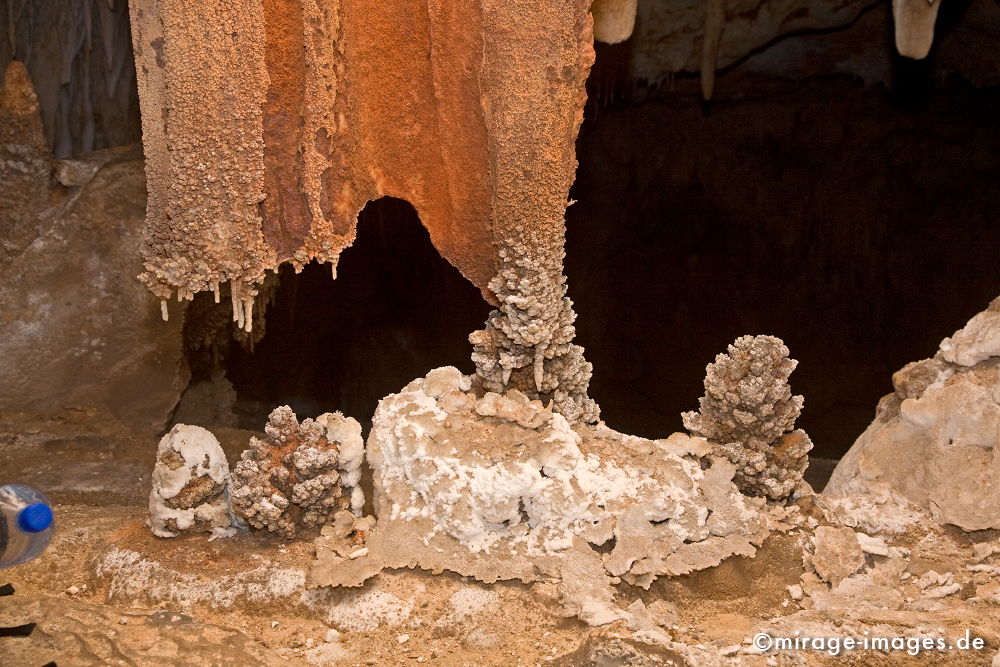 Natureart
Khaf Thary
Schlüsselwörter: HÃ¶hle, Abenteuer, forschen, entdecken, unbekannt, abgelegen, dunkel, Stille, Felsen, unwirtlich, Gebirge, Berge, Canyon, Schlucht, klettern, Stalagmiten, Stalaktiten, Natur, surreal, Geologie, 