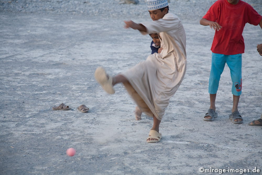 Children playing soccer
Wadi Ghul
Schlüsselwörter: Kinder, spielen, Fussball, Schuss, Freude, Spass, Sport, Sandalen, Aktion, action, Bewegung, Spiel, engagiert, Begeisterung, begeistert, temeramentvoll, dynamisch, konzentriert, Trockenheit, trocken, Hitze, 