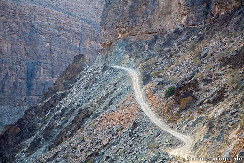 Road to Yasab
Jabal Shams
Schlüsselwörter: Stein, Schlucht, Berg, Felsen, Einsamkeit, einsam, schroff, ruhig, friedlich, Frieden, Ruhe, Stille, schön, Schönheit, spektakulär, schroff, rauh, überleben, Karst, Gebirge, Ödland, abgeschieden, menschenleer, Geologie, Strasse, 