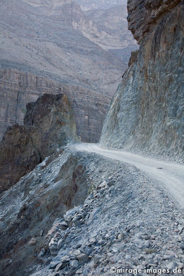 Road to Yasab
Jabal Shams
Schlüsselwörter: Stein, Schlucht, Berg, Felsen, Einsamkeit, einsam, schroff, Ruhe, Stille, schön, Schönheit, spektakulär, schroff, rauh, Karst, Gebirge, Ödland, abgeschieden, menschenleer, Strasse, Schotterweg, Infrastruktur, Verkehr, Fortschritt, Erschließung, karg,
