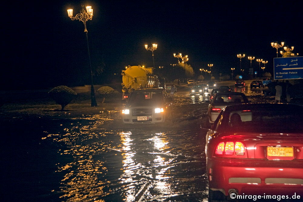 Flash Flood
Muscat
Schlüsselwörter: Regen, Nässe, Überschwemmung, feucht, Autos, nachts, Lichter, Strasse, Wasser, Beleuchtung, Laternen, urban, Stadt, Verkehrshindernis, Natur, natürlich, Wildnis, Wetter, 