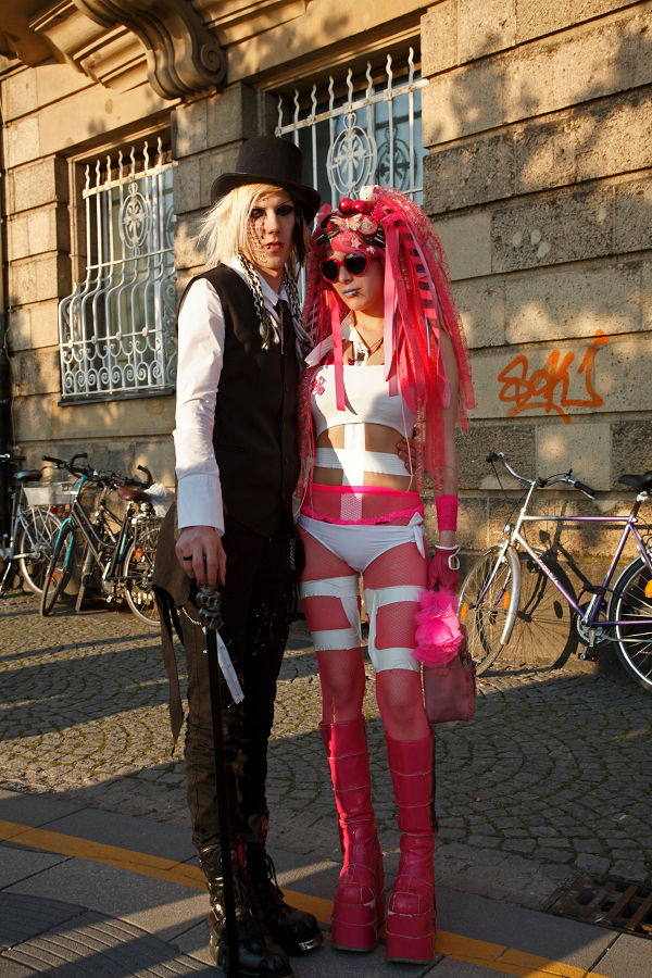Couple
Dsseldorf
Schlüsselwörter: Gothik, Girlie, Mdchen, vital, sinnlich, Rollenspiel, Cosplay, Comic, Manga, Anime, Jugendkultur, Japan, japanisch, Fernost, bunt, schrill, Pop, Popkultur, futuristisch, virtuell, Fantasie, bizarr, Visu, fashion, Mode, exotisch, Spiel,