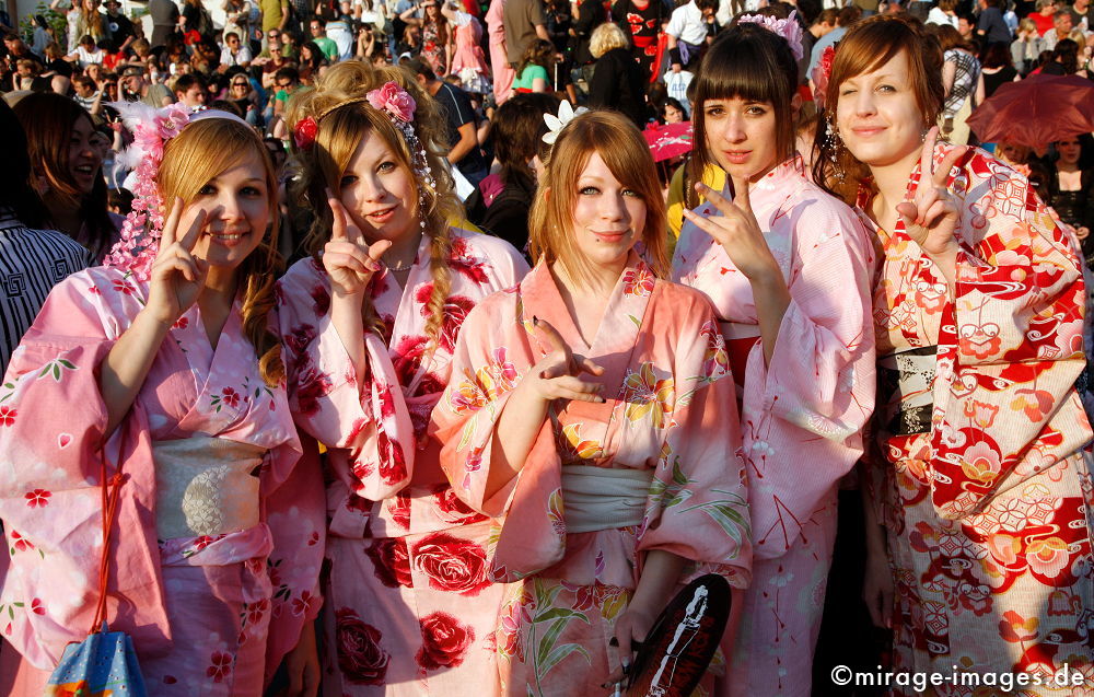 Japan Tag
Düsseldorf
Schlüsselwörter: traditionell, Kimono, MÃ¤dchen, Teens, rosa, Rollenspiel, Cosplay, Comic, Manga, Anime, Jugendkultur, Japan, japanisch, Fernost, bunt, schrill, Pop, Popkultur, futuristisch, virtuell, Fantasie, bizarr, Gender, Spiel, Imagination, Fiktion, exotisch, Outfit