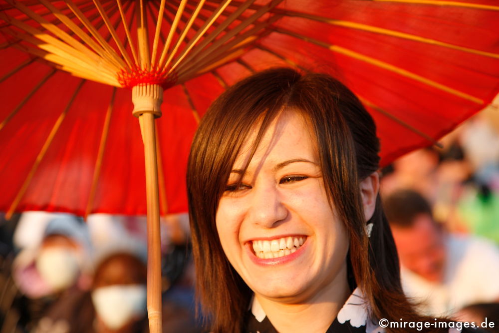 Pure Zest for Life
Japan Tag Dsseldorf
Schlüsselwörter: traditionell, Kimono, Mdchen, vital, Lachen, Schirm, Rollenspiel, Cosplay, Comic, Manga, Anime, Jugendkultur, Japan, japanisch, Fernost, bunt, schrill, Pop, Popkultur, futuristisch, virtuell, Fantasie, bizarr, Visu, fashion, Mode, exotisch, Spiel,