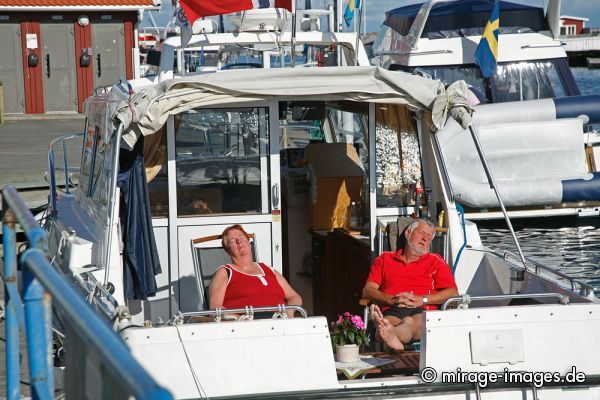 The big sleep
SmÃ¶gen
Schlüsselwörter: Sonne, Boot, Menschen, Personen, schlafen, Schweden, Hafen, Insel,