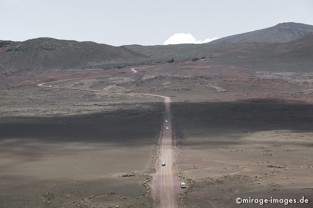 Volcanic desert
Plaines des Sables
Schlüsselwörter: Lava, Lavafeld, Sand, alt, Geologie, Wüste, einsam, Einsamkeit, Weite, Landschaft, Plateau, Hochebene, vulkanisch, Piton de la Fournaise, Strasse, Nebel, Stein, Einöde, trocken, karg, menschenleer, Geologie, Ruhe, bizarr, Mondlandschaft, Sehenswürdigke