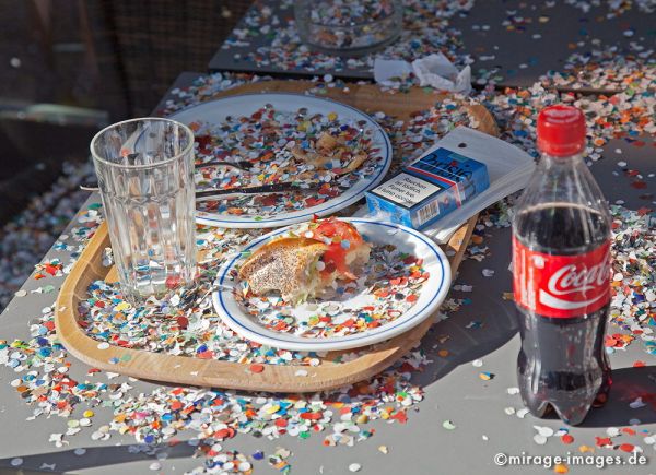 Bon Appetit!
Sion
Schlüsselwörter: Menu, Coke, Coca Cola, Konfetti, Essen, Speise, Zigarette, Glas, Teller, 