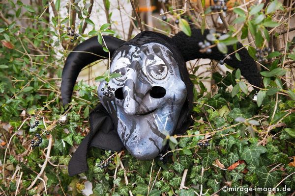Master Tyll Owlglass
Schlüsselwörter: Fasnacht, Larve, Maske, Thema, Cortèges, Brauch, Tradition, Umzug, Umzüge, Humor, Musik, Comic, Eulenspiegel, schwarz, Harlekin, 
