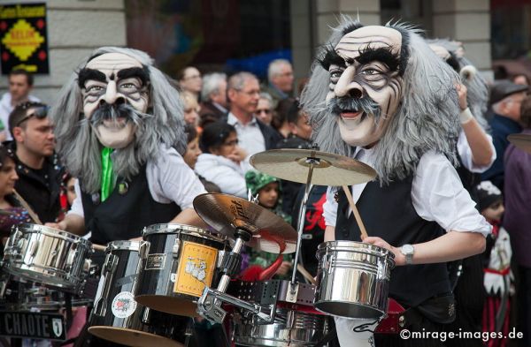 grey-haired  
Schlüsselwörter: Fasnacht, Sujet, Thema, CortÃ¨ges, Guggenmusik, Brauch, Tradition, Umzug, UmzÃ¼ge, Humor, Musik, Comic, Trommler, trommeln, graue Haare, 