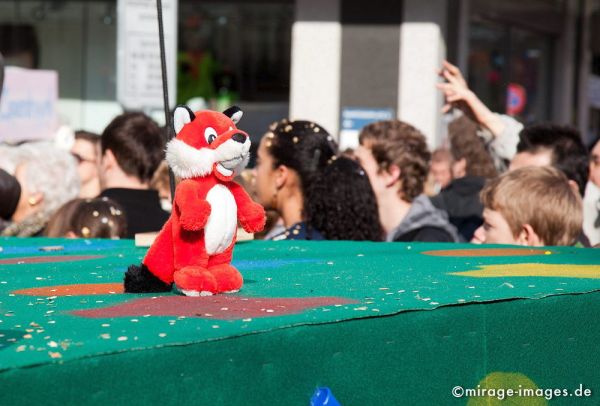 Doudou
Schlüsselwörter: Fasnacht, Larve, Masken, Cliquen, Sujet, Thema, CortÃ¨ges, Stofftier, Brauch, Tradition, Umzug, UmzÃ¼ge, Humor, Fuchs, Comic, Doudou, Maskottchen, 