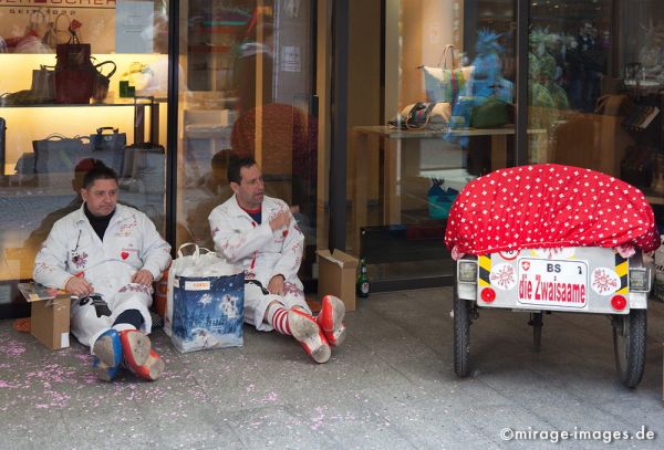 Rest
Schlüsselwörter: Pause, MÃ¤nner, Fasnacht, Cliquen, Sujet, Thema, CortÃ¨ges, Brauch, Tradition, Umzug, UmzÃ¼ge, Humor, Comic, 