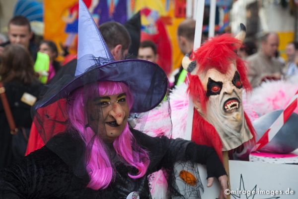 Witch
Schlüsselwörter: Fasnacht, Larve, Masken, Cliquen, Sujet, Thema, Cortèges, Brauch, Tradition, Umzug, Umzüge, Humor, Comic, Hexe, Hut, 