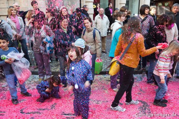 Childrens Play
Schlüsselwörter: Fasnacht, Larve, Maske, Thema, CortÃ¨ges, Brauch, Tradition, Umzug, UmzÃ¼ge, Humor, Comic, Kinder, Konfetti, pink, spielen, Spiel, spielen, Freude, Spass, ausgelassen, 