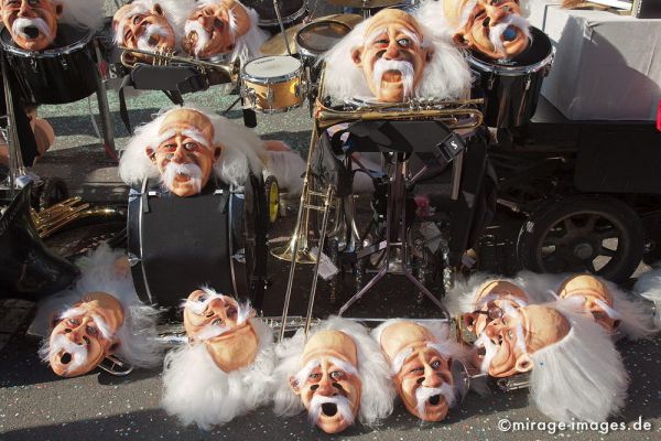 Old Men
Schlüsselwörter: Fasnacht, Larve, Maske, Thema, CortÃ¨ges, Brauch, Tradition, Umzug, UmzÃ¼ge, Humor, Musik, Comic, grau, alt, Trommel, Guggenmusik, Instrumente, Pause, 