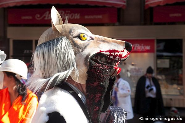Wolf
Schlüsselwörter: Tier, Wolf, Blut, blutig, sabbern, Fasnacht, Larve, Maske, Thema, Cortèges, Brauch, Tradition, Umzug, Umzüge, Humor, Comic, 