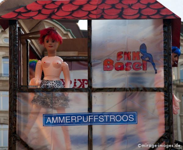 Ammerpuffstroos
Schlüsselwörter: Wagen, Sex, sexy, FKK, Puff, Puppe, aufblasbar, aufgeblasen, rauchen, Zigarette, Fasnacht, Larve, Maske, Thema, CortÃ¨ges, Brauch, Tradition, Umzug, UmzÃ¼ge, Humor, Comic, 