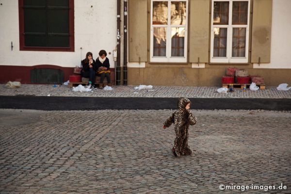 Wild Bear
Schlüsselwörter: Fasnacht, Larve, Maske, Thema, CortÃ¨ges, Brauch, Tradition, Umzug, UmzÃ¼ge, Humor, KostÃ¼m, Kind, BÃ¤r, Platz, Pause, 