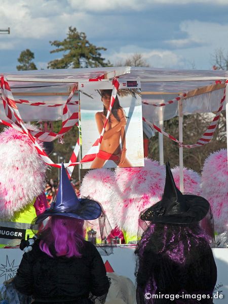 Sorceresses
Schlüsselwörter: Fasnacht, Larve, Masken, Cliquen, Sujet, Thema, Cortèges, Brauch, Tradition, Umzug, Umzüge, Humor, Comic, Hexen, Hut, Sex, Pinup, 