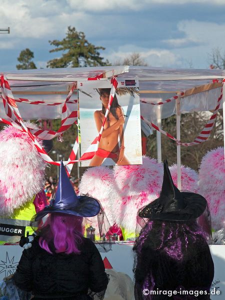 Sorceresses
Schlüsselwörter: Fasnacht, Larve, Masken, Cliquen, Sujet, Thema, CortÃ¨ges, Brauch, Tradition, Umzug, UmzÃ¼ge, Humor, Comic, Hexen, Hut, Sex, Pinup, 