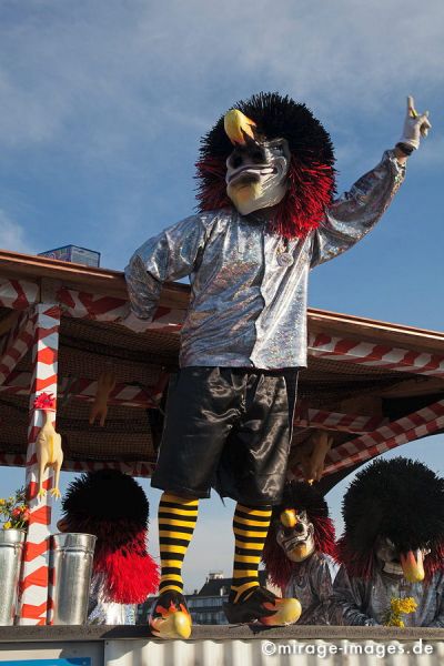 Waggis
Schlüsselwörter: Waggis, Wagen, KostÃ¼m, Fasnacht, Larve, Masken, Cliquen, Sujet, Thema, CortÃ¨ges, Brauch, Tradition, Umzug, Humor, Comic, 