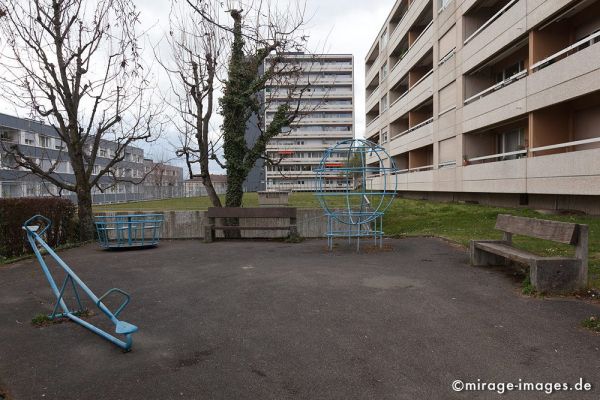 Playground 1
Lausanne
Schlüsselwörter: Tristess, Einsamkeit, unsinnlich, verlassen, einsam, Siedlung, anonym, trostlos, hart, kinderfeindlich, fantasielos, Bank, SpielgerÃ¤te, 