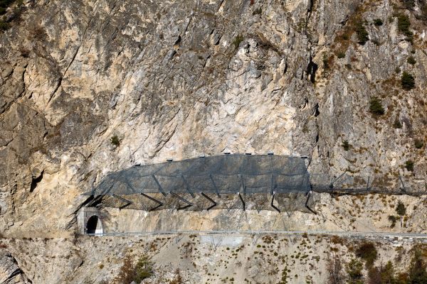 Rock Guard
Val dÂ´Anniviers
Schlüsselwörter: Strasse, Verkehr, Infrastruktur, Tunnel, Felsen, Gefahr, gefÃ¤hrlich, Schutz, Netz, Steinschlag, rauh, massiv, Berg, Stein, Pass, ocker, braun, Stahl, 