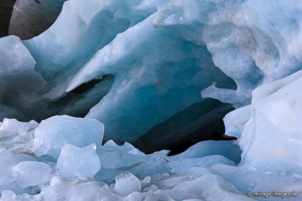 Ice Cave
Zinal
Schlüsselwörter: Gletscher, HÃ¶hle, EishÃ¶hle, blau, tÃ¼rkis, weiss, abstrakt, Form, Textur, GemÃ¤lde, Klimawandel, CO2, Temperatur, Relief, Metamorphose, Kristalle, kristallin, SÃ¼sswasser, vereist, eisig, Eis, gefroren, Schnee, Winter, KÃ¤lte, kalt, Sonne, Steine, Berge