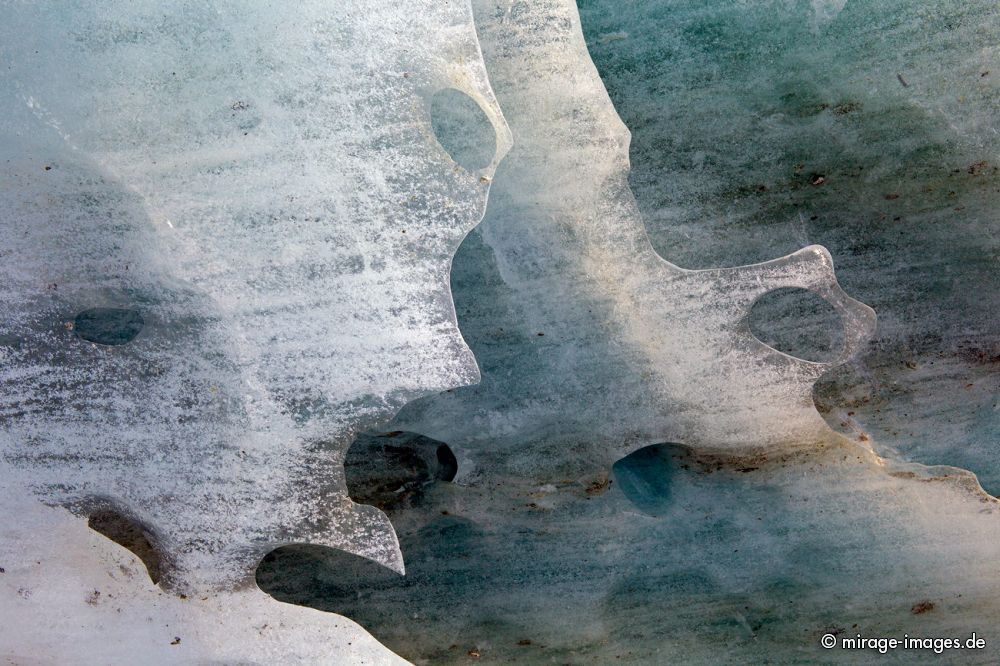 Ice Cave
Zinal
Schlüsselwörter: Gletscher, HÃ¶hle, EishÃ¶hle, blau, tÃ¼rkis, weiss, abstrakt, Form, Textur, GemÃ¤lde, Klimawandel, CO2, Temperatur, Relief, Metamorphose, Kristalle, kristallin, SÃ¼sswasser, vereist, eisig, Eis, gefroren, Schnee, Winter, KÃ¤lte, kalt, Sonne, Steine, Berge